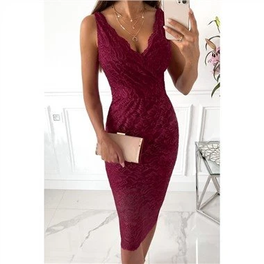 Robe mi-longue moulante en dentelle rouge sans manches