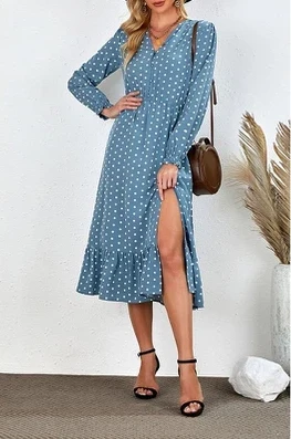 Robe mi-longue à volants et fente haute à pois
